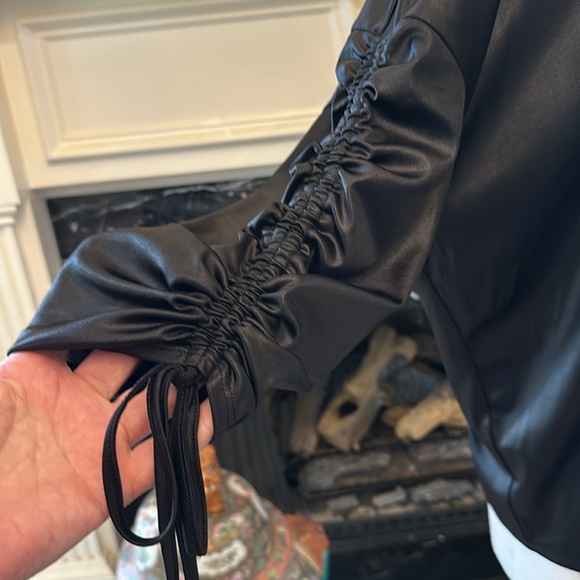 Classic Jennifer Lopez black top with gathered sleeve accent - Picture 2 of 4